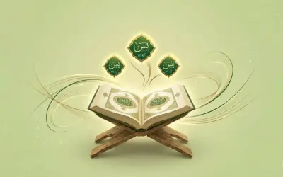 Ein aufgeschlagenes Buch auf einem Holzständer, umgeben von leuchtenden arabischen Schriftzeichen, die an Yasin Suresi 58 Ayet erinnern.