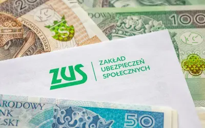Koperta z logo ZUS na tle polskich banknotów.