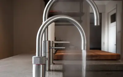 Zwei moderne Küchenarmaturen aus Edelstahl, eine davon mit Dampf. Gute Erfahrungen mit elektrischer Wasserhahn.