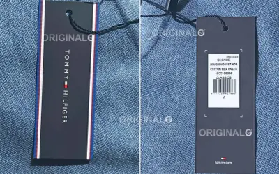 Dwa metki odzieżowe Tommy Hilfiger na niebieskim tle.