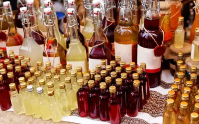 Butelkowanie wina w tradycyjnych butelkach z korkiem. Różne kolory i rozmiary butelek z winem.