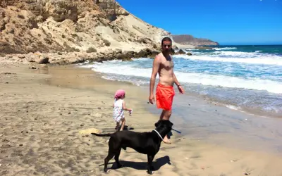Hombre, niña y perro disfrutan de un día en las playas para perros en Cabo de Gata.