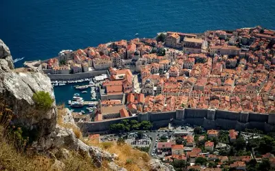 Gdzie leży Chorwacja na mapie Europy? Odkryj jej sąsiedztwo i cechy