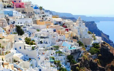 Białe domy Santorini piętrzą się na klifie, oferując widok na błękitne morze. Ceny noclegów i atrakcji są tu wysokie, ale widoki wynagradzają wszystko.