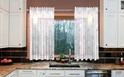 Cortinas en cocinas modernas: ¿cómo elegir estilo y durabilidad?