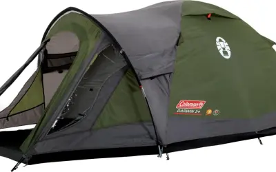 Ett grönt och grått Coleman tält, modell Darwin 2+, med en ingång och fönster. Perfekt för campingäventyr.