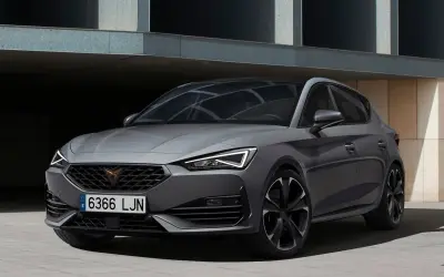 Szary, sportowy hatchback z ostrymi liniami i nowoczesnymi światłami LED, gotowy na dynamiczną jazdę.