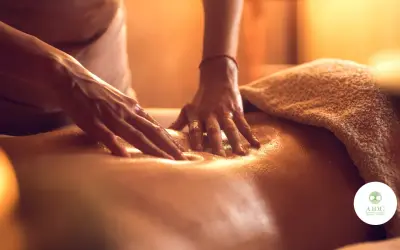 Mani esperte eseguono un massaggio svedese total body, sciogliendo tensioni e donando profondo relax.