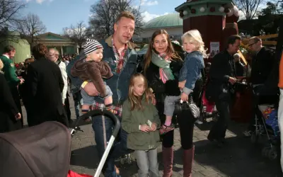 Mikael Persbrandt med sina barn på en utflykt. En familj njuter av en solig dag utomhus.