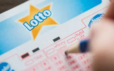 Długopis zaznacza opcję na kuponie Lotto. Zastanawiasz się, ile wynosi opłata za jeden zakład prosty w mini lotto?