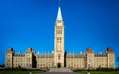 Das Parlamentsgebäude in Ottawa, ein Wahrzeichen der Stadt, ragt majestätisch unter blauem Himmel auf.