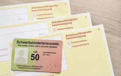 Schwerbehindertenausweis mit GdB 50 und Arbeitsunfähigkeitsbescheinigungen. Dies kann auf eine schwere Behinderung, wie z.B. Parkinson, hindeuten, die eine solche Bescheinigung erfordert.
