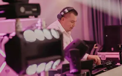 Ile kosztuje DJ na 40 urodziny? Ceny, które mogą Cię zaskoczyć