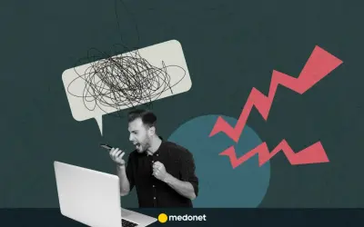 Rozwścieczony mężczyzna krzyczy do telefonu, a nad nim chmura niezrozumiałych słów symbolizuje hejt w internecie.