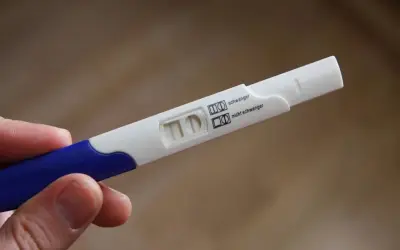 Test ciążowy z dwoma kreskami, wskazujący na wynik negatywny. Burt sutków brak okresu test negatywny.