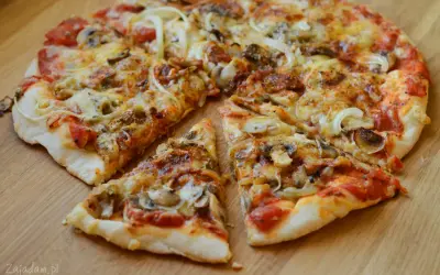 Pieczarki na pizzę: Smażyć czy surowe? Uniknij mokrego ciasta!