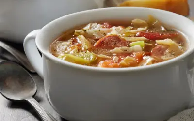 Szybki kapuśniak z kiełbasą, pełen warzyw i aromatycznych kawałków, gotowy do podania.