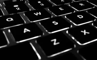 Klawiatura z podświetlanymi klawiszami. Widoczny uklad klawiatury jaki: Q, A, Z, W, S, X, E, D, R.