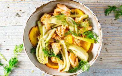 Schmackhafter Fenchel mit Fisch und Orangenscheiben, garniert mit Dill. Ein leichtes Gericht, das Frische und Aroma vereint.