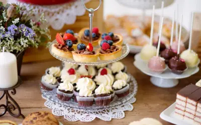 Mnóstwo słodkich przekąsek: babeczki, tartaletki z owocami, cake pops i ciasto. Idealne na przyjęcie!