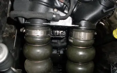 Détail du moteur avec durites gonflées, possible symptôme doseur d'air HS.