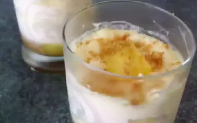 Délicieux dessert mirabelles mascarpone en verrine, garni de miettes croustillantes.