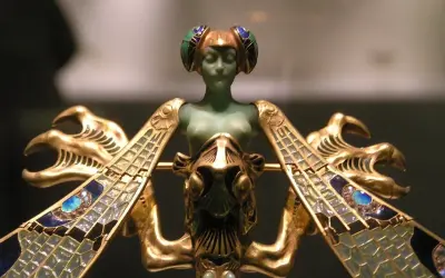 Magnifique broche art nouveau en or, émail bleu et vert, représentant une femme ailée aux ailes de libellule.
