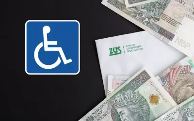 Znak niepełnosprawności, koperta ZUS i polskie złotówki. Ile trzeba się leczyć żeby dostać rentę?