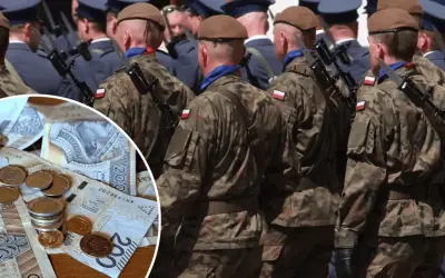 Żołnierze w mundurach i stos banknotów oraz monet. Zastanawiasz się, ile zarabia podporucznik?