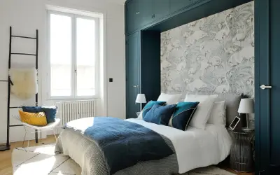 Chambre adulte aux tons bleus profonds et papier peint flamants roses. Une peinture chambre adulte 2 couleurs qui invite à la détente.