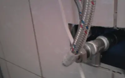 Metalowy zawór bezpieczeństwa bojler na zimnej czy ciepłej wodzie, podłączony do instalacji wodnej.