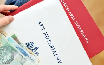 Akt notarialny i polskie banknoty. Dokument z kancelarii notarialnej, gotowy do złożenia jako depozyt notarialny.