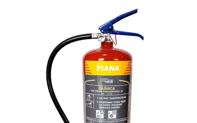 Czerwona gaśnica pianowa, idealna do domu, z wyraźnym napisem "PIANA" i instrukcją użycia.
