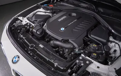 Silnik BMW TwinPower Turbo, gotowy do przeglądu gwarancyjnego samochodu.
