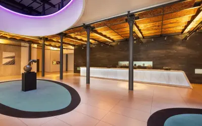 Nowoczesne wnętrze hotelu, recepcja z podświetlanym blatem. Wiele pozytywnych andel's hotel łódź opinie potwierdza ten stylowy design.