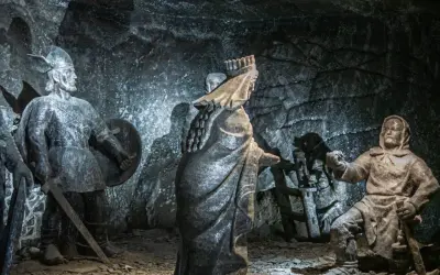 Rzeźby z soli w kopalni soli „Wieliczka” zdjęcia. Postacie historyczne w podziemnych komnatach.