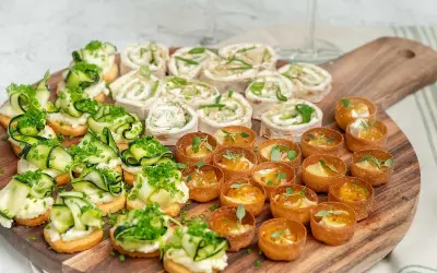 En härlig uppsättning veganska snittar med krämig fyllning, gurka och örter, samt små pajskal med fruktig topping. Perfekt för mingel!