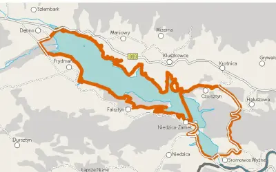Mapa z zaznaczoną pomarańczową obwódką wokół jeziora. Widoczne miejscowości: Frydman, Maniowy, Czorsztyn, Niedzica. To idealna velo czorsztyn trasa.