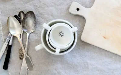 Messbecher und Löffel liegen bereit. Was bedeutet msp beim Backen? Wahrscheinlich "Messbecher pro", um präzise Zutaten abzumessen.