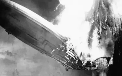 Hindenburg sterowiec płonie w powietrzu, dramatyczny moment katastrofy.
