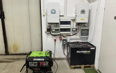 Jak wybrać firmę do montażu magazynu energii do domu? Zobacz system z falownikami, akumulatorem i agregatem prądotwórczym.