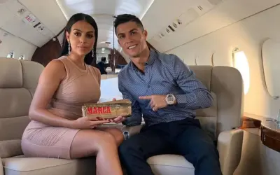 Georgina i Cristiano Ronaldo w prywatnym samolocie. Ona trzyma złoty przedmiot z napisem "MARCA".