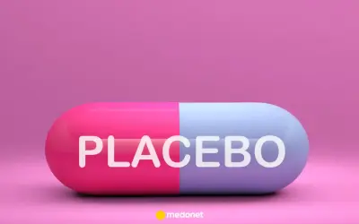 Dwukolorowa kapsułka z napisem PLACEBO. Siła sugestii, czyli efekt placebo, może wpływać na nasze samopoczucie.