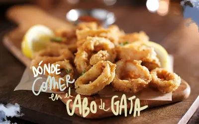 Crujientes calamares fritos, perfectos para un tapeo en Cabo de Gata. ¡Una delicia que no te puedes perder!