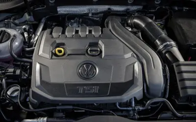 Silnik ea211 Volkswagena z napisem TSI. Widoczny jest czarny plastikowy kolektor dolotowy i elementy układu chłodzenia.