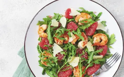 Salat mit Garnelen, Grapefruit und Parmesan – perfekt zum kalorienarm kochen.