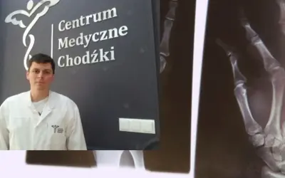 Lekarz w białym fartuchu na tle logo Centrum Medyczne Chodźki i zdjęcia rentgenowskiego dłoni.