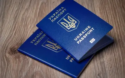 Dwa niebieskie paszporty Ukrainy leżą na drewnianym tle. Czy do Turcji potrzebny jest paszport? Tak, do podróży zagranicznych wymagany jest paszport.