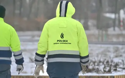 Pracownicy Polskiej Spółki Gazownictwa w zimowych kurtkach, badają przyczyny wycieków z butli gazowych w niskich temperaturach.