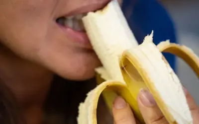 Kobieta je banana. Czy cukrzyk może jeść banany? Tak, ale z umiarem, bo to źródło cukrów.
